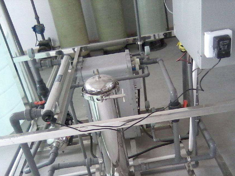 EDI系統是在壓力作用下,水透過(guò)反滲透膜成為純水